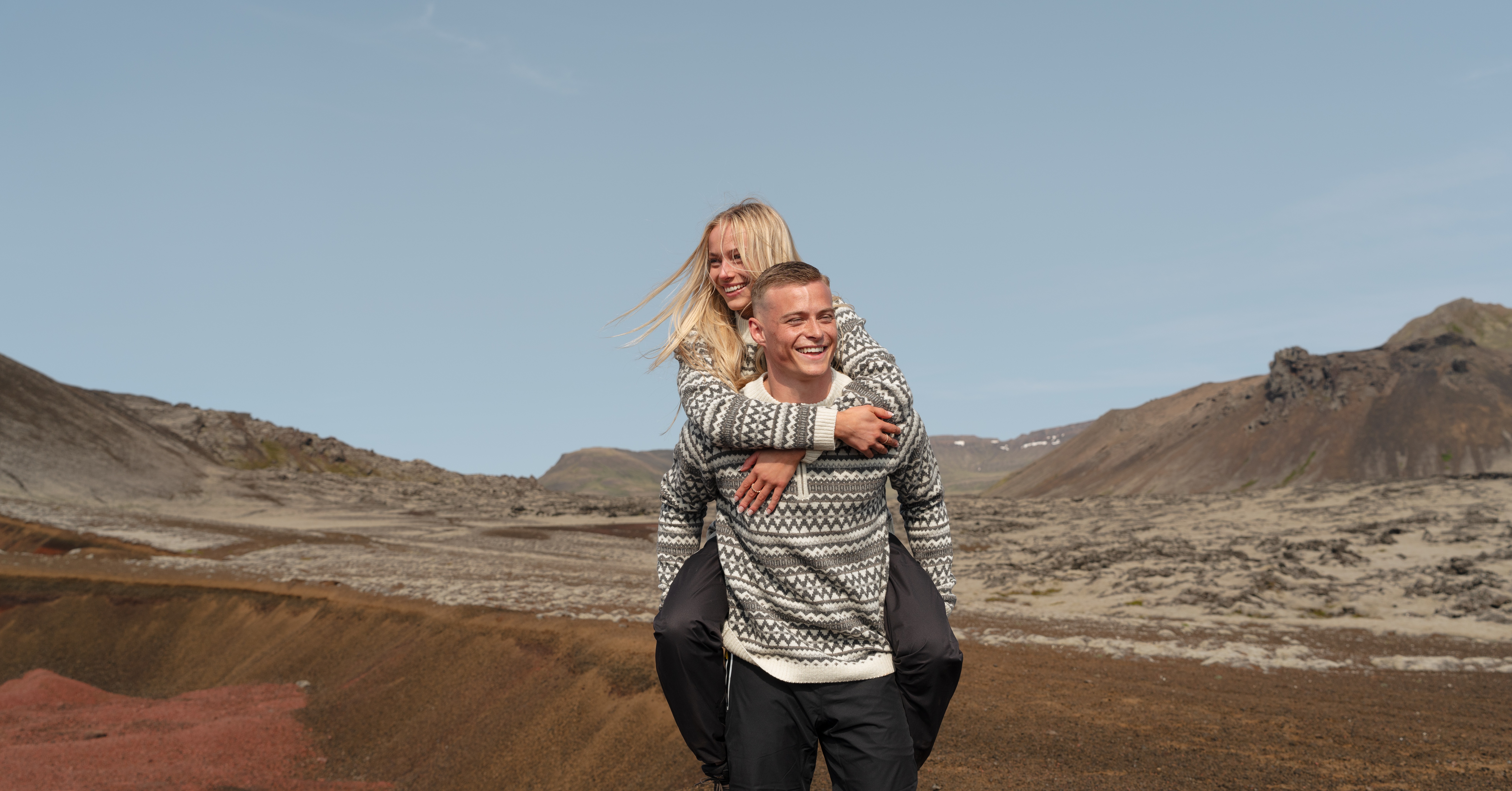 Pull en laine à motifs nordiques traditionnels Miðfjall Pull en laine à motifs nordiques traditionnels Miðfjall