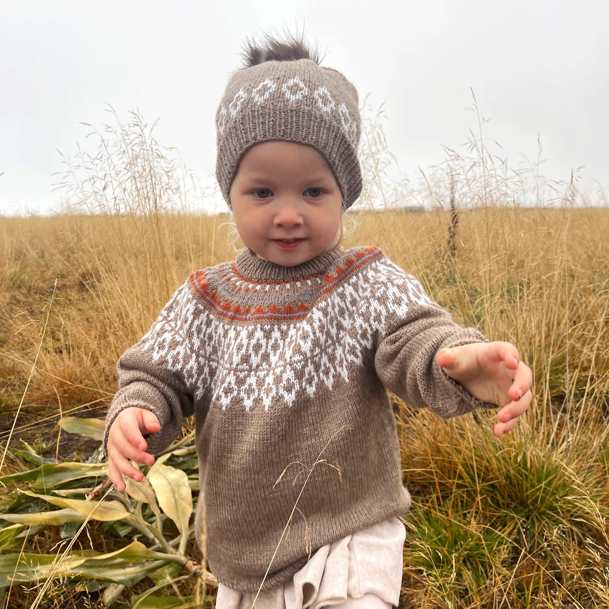 Ból Strickmuster für einen isländischen Kinderpullover und eine Mütze