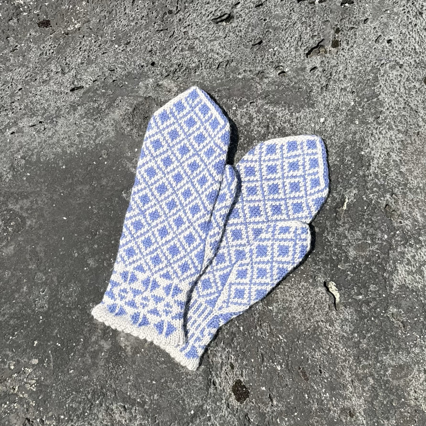 Brim sea inspired mittens knitting pattern