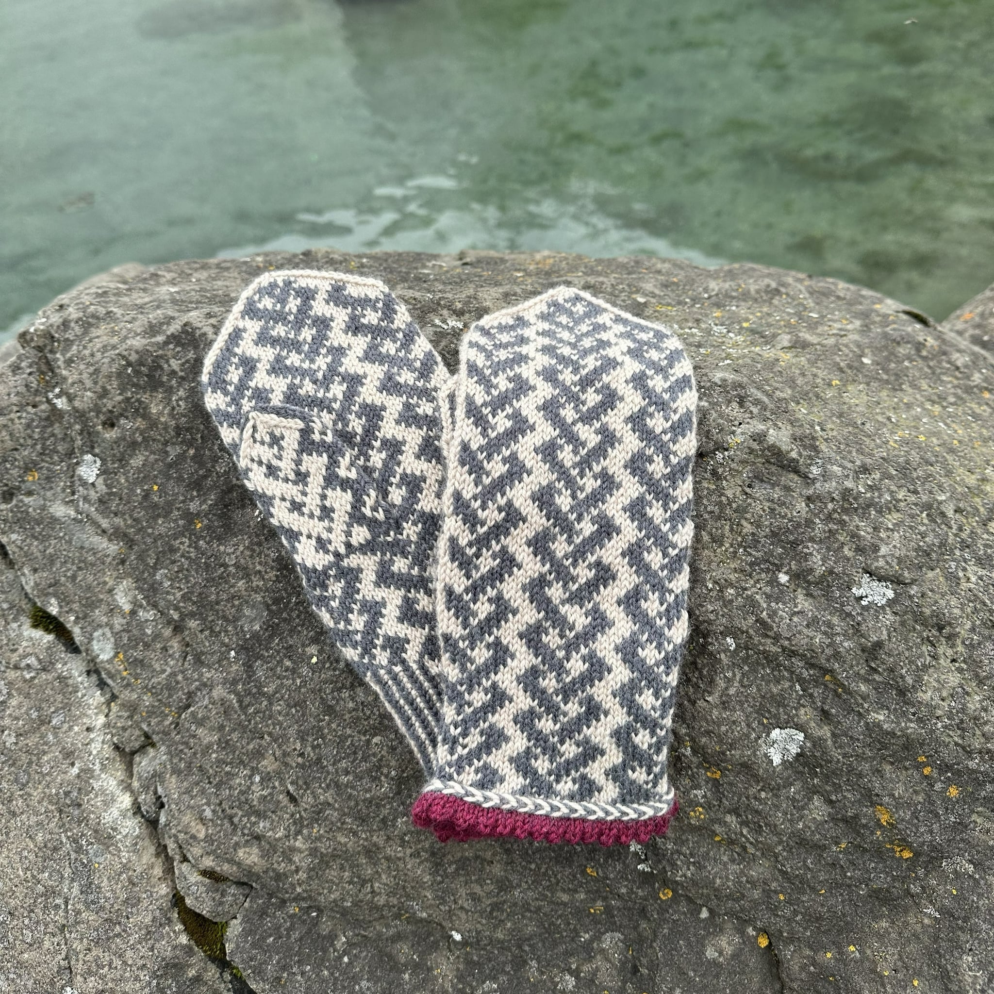 karitas_ko-035_womens-mittens_knitting-pattern_prjonauppskri1.jpeg