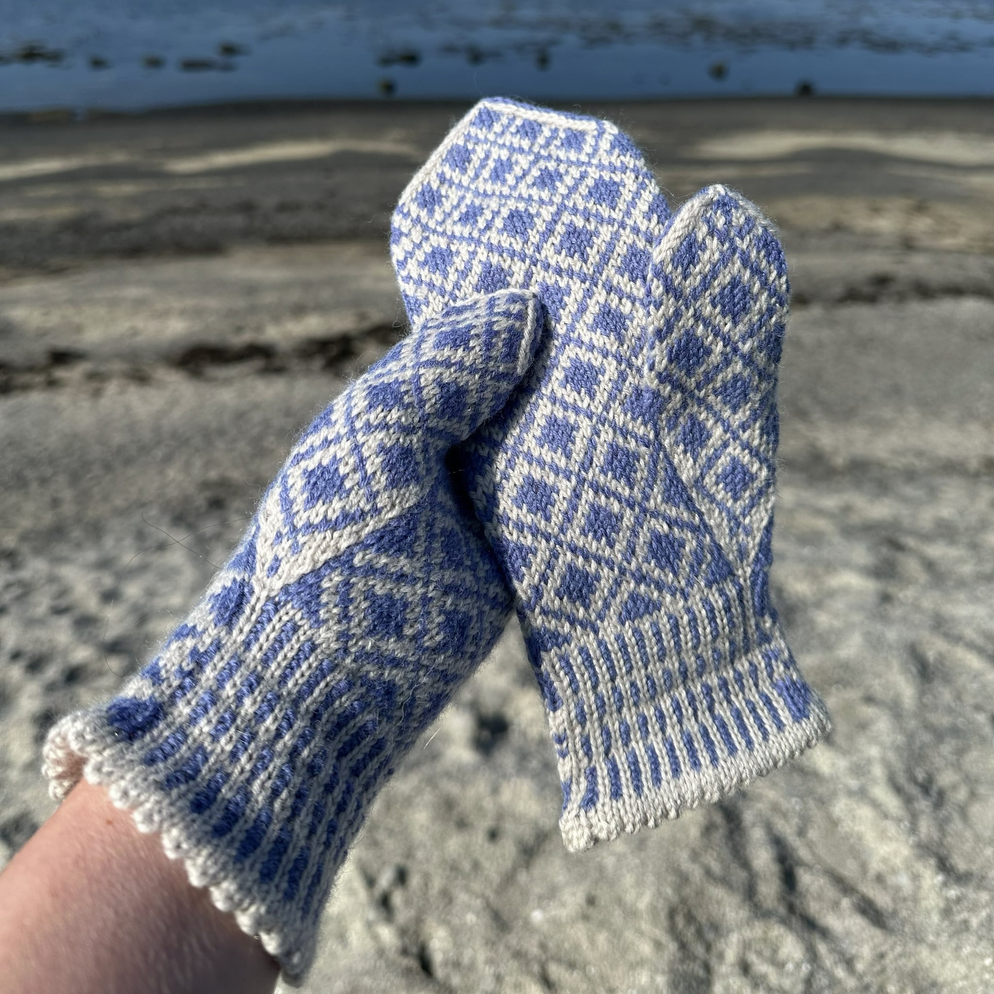 Brim sea inspired mittens knitting pattern